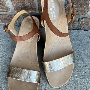 NATURALIZER “SALMA” GOLD PRINT SANDALS NIB